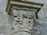 Saint-Julien-Du-Serre, Eglise romane, Chevet, Chapiteau (5)